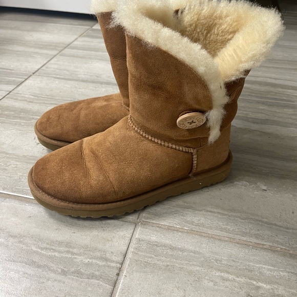 Bailey Button Chesnut Uggs - Picture 3 of 6